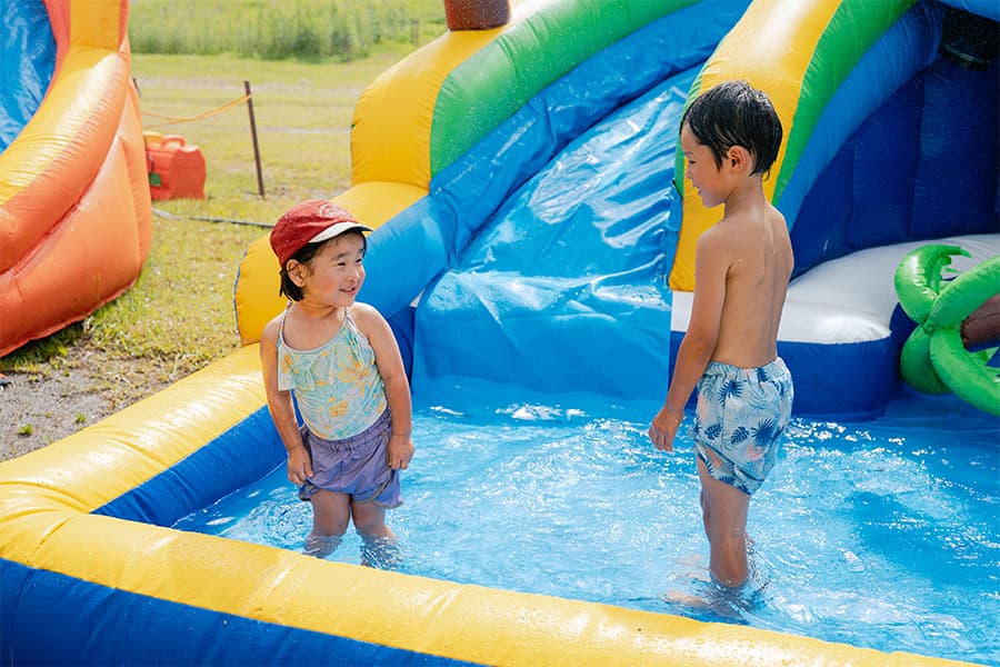 ウォータースライダー&エアープールで水遊び