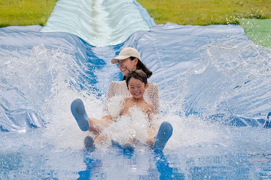 ウォータースライダー&エアープールで水遊び