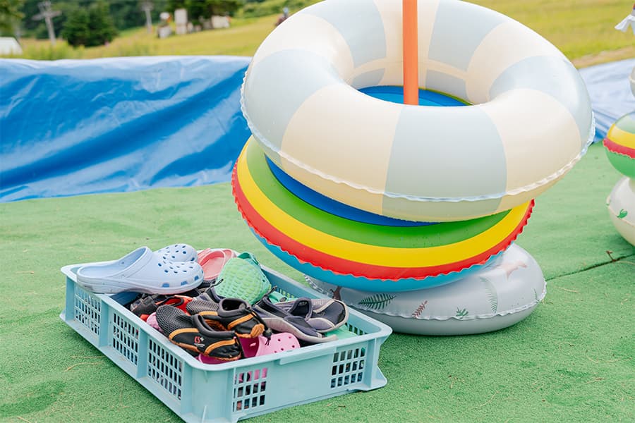 ウォータースライダー&エアープールで水遊び