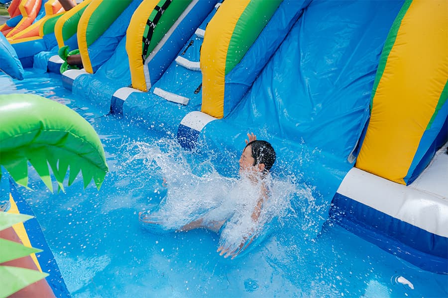 ウォータースライダー&エアープールで水遊び