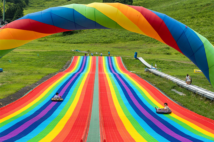 子供たちの笑顔が溢れる人気スポット「レインボースライダー」