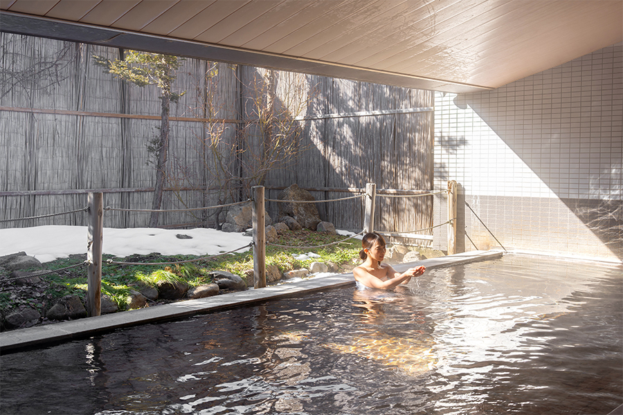 紅葉に包まれた、山の中の露天風呂