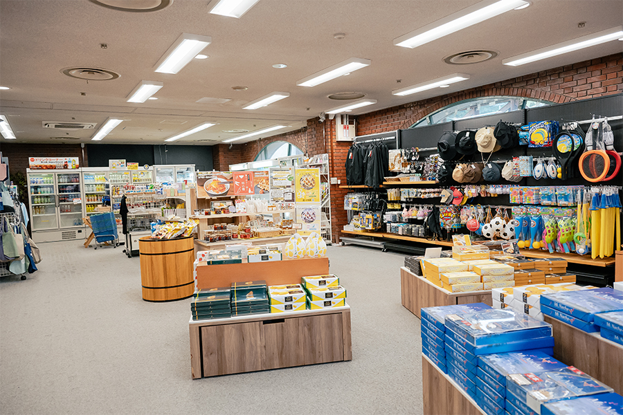 売店は広々、日用品も揃います