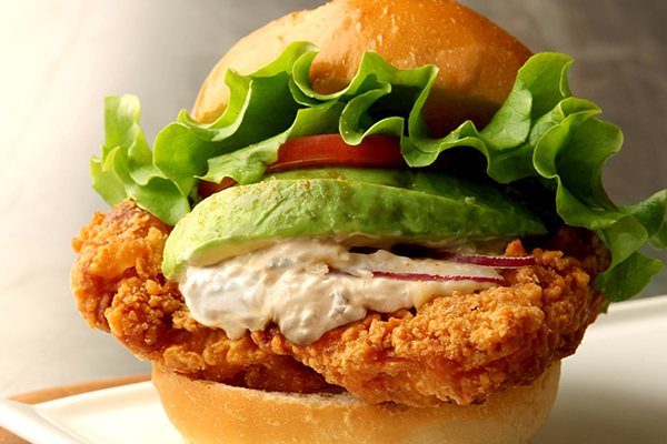 KUA’AINA フライドチキンアボカドバーガー
