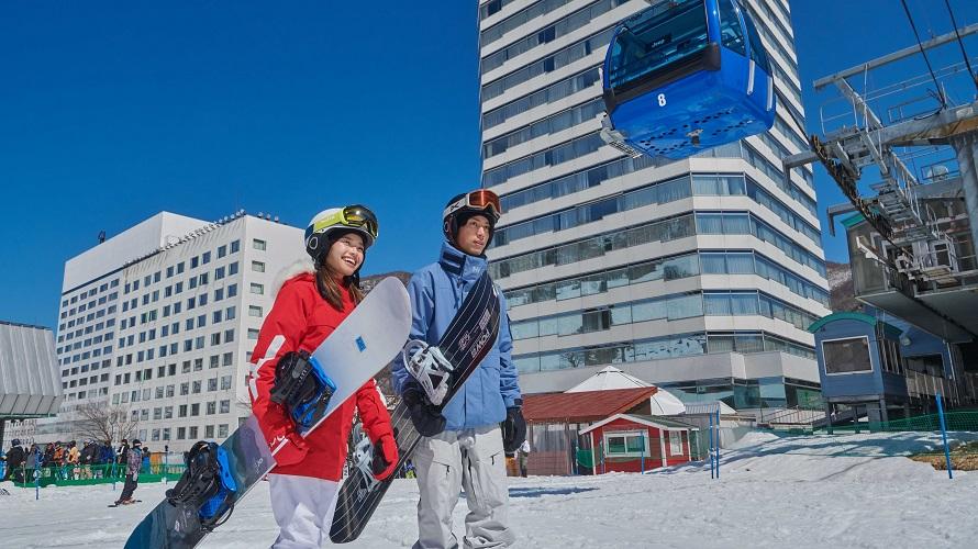 カップルがゲレンデで歩いている