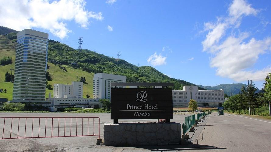 山頂から見下ろしたホテルの全景。