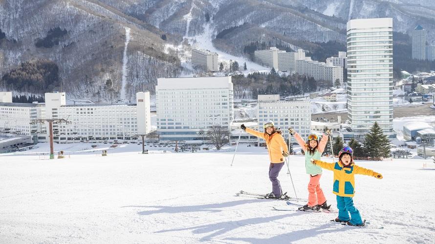 家族でスキーを楽しむ