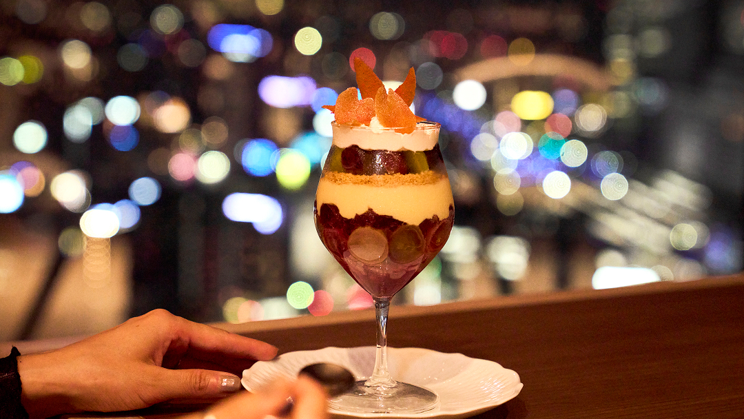 夜景とともに愉しむ秋の夜長 幻想的なカクテルとご褒美夜パフェの誘惑