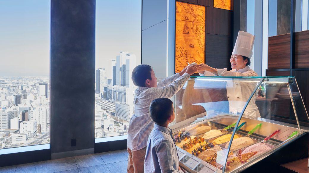 とろけるチーズフォンデュと冬の味覚が並んでいる