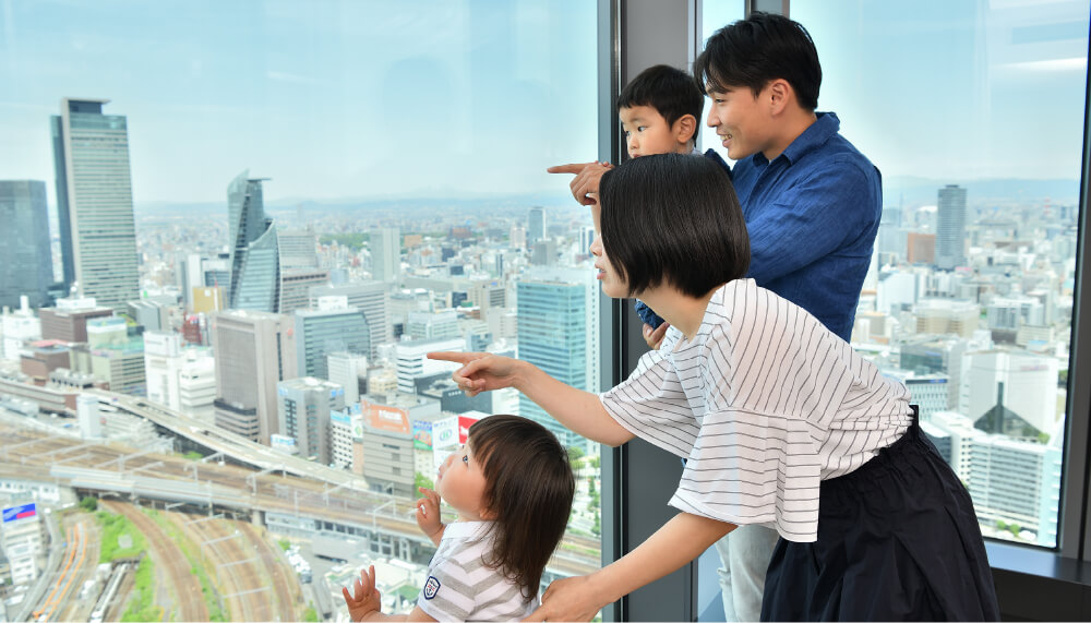 家族で風景を眺める様子