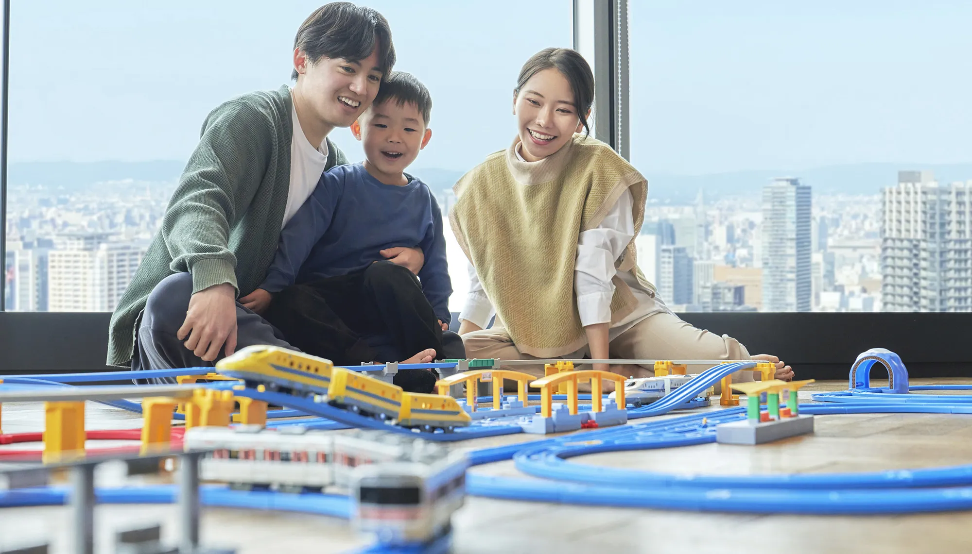 家族で風景を眺める様子