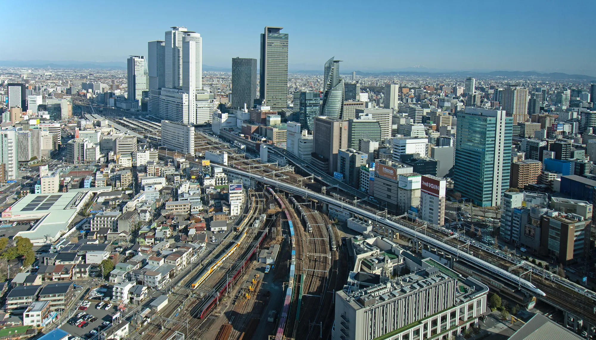 家族で風景を眺める様子