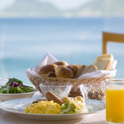 海を眺めながらの朝食
