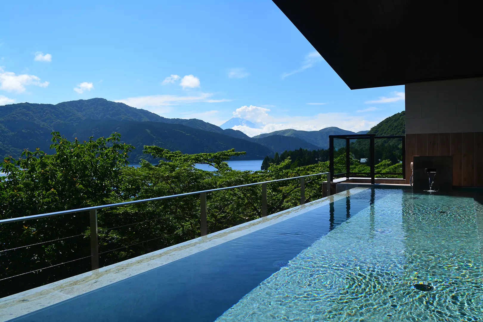 芦ノ湖を一望する温泉