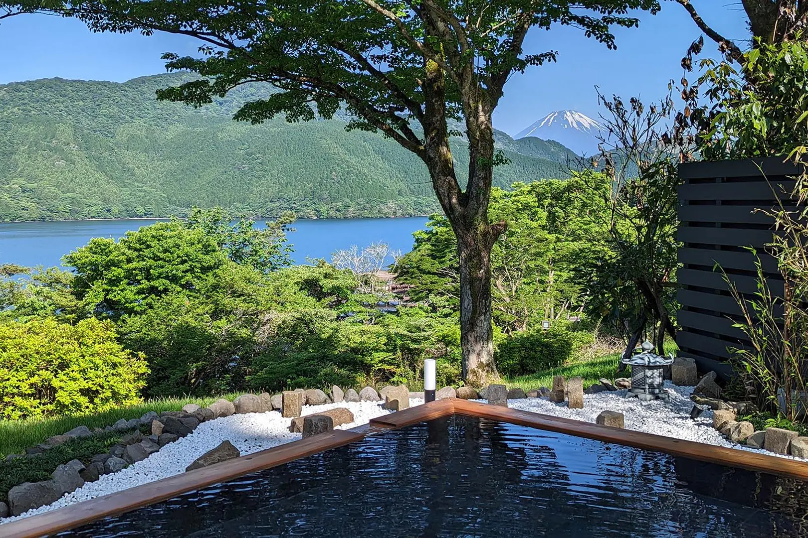 芦ノ湖を一望する温泉