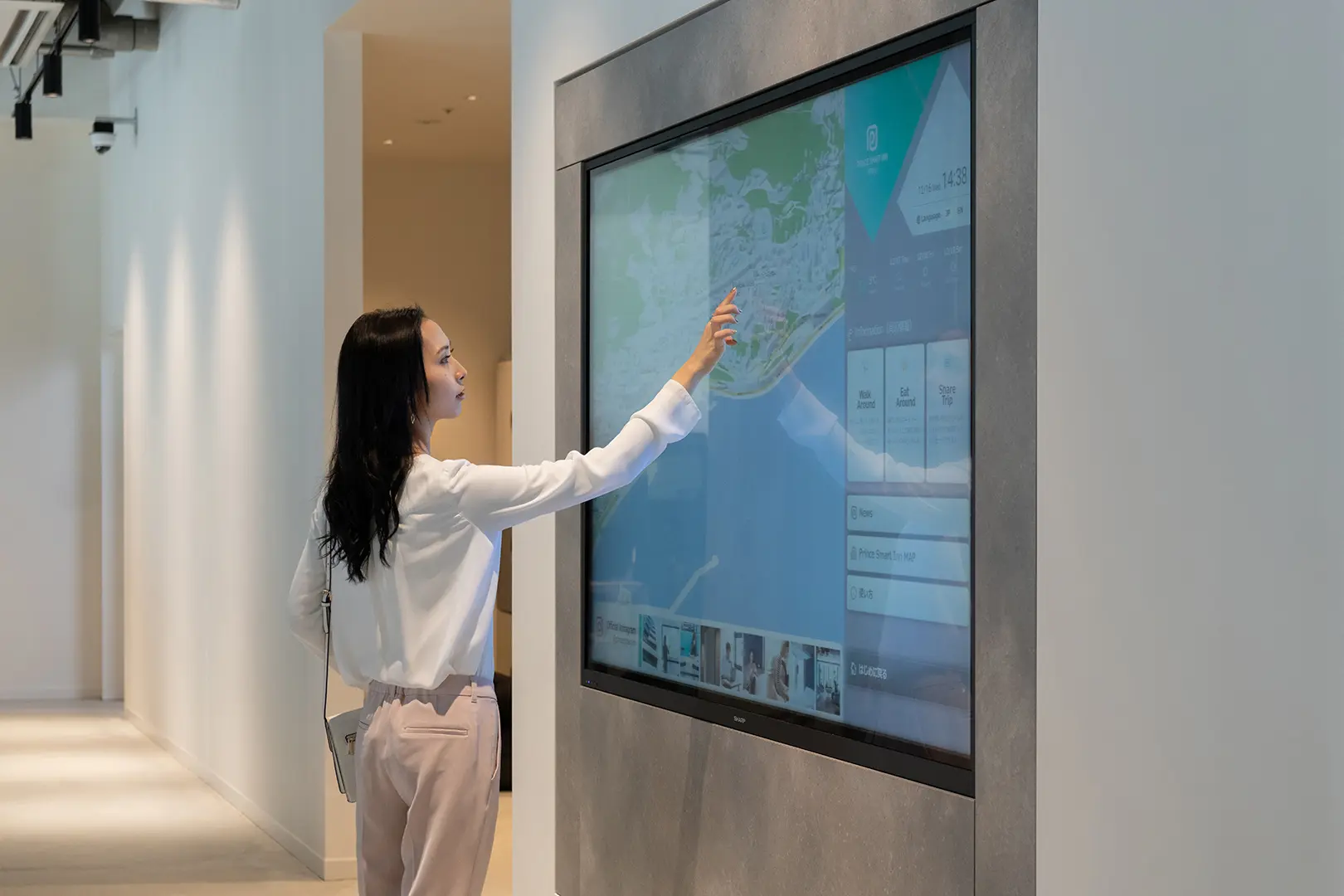 周辺スポットを見られるデジタルサイネージ