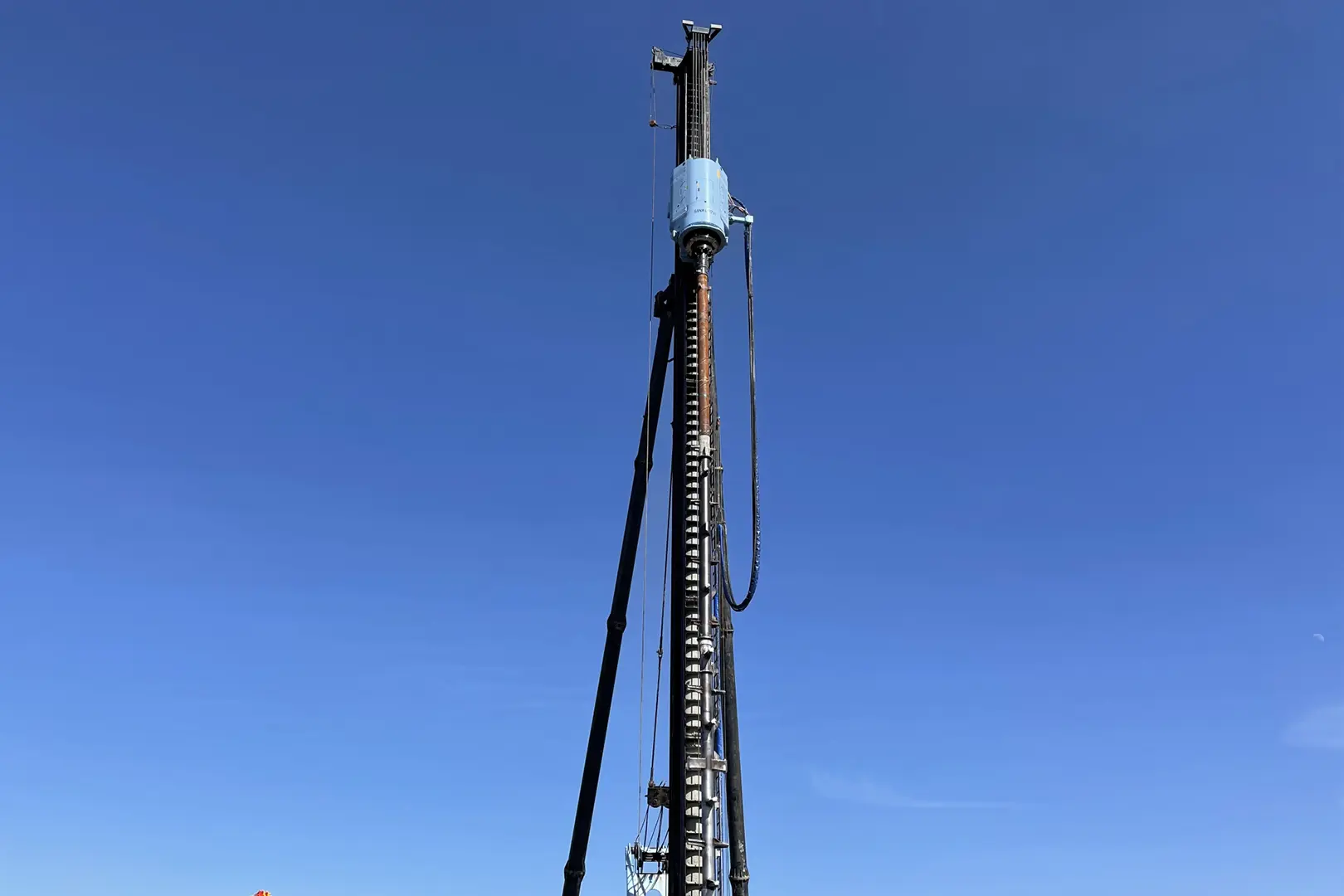 基礎を支える杭を打ち込む