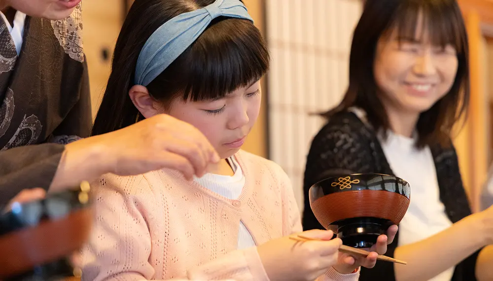 お箸とお椀の持ち方を習う
