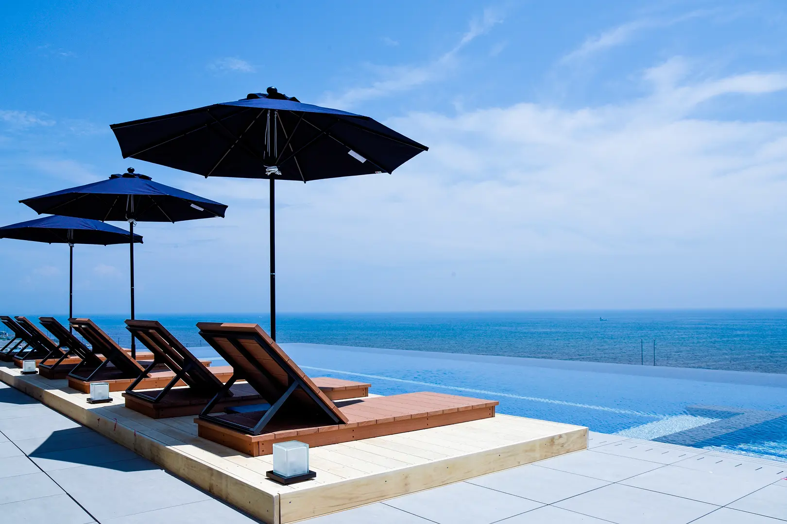 スパ棟のインフィニティプールでしっとり