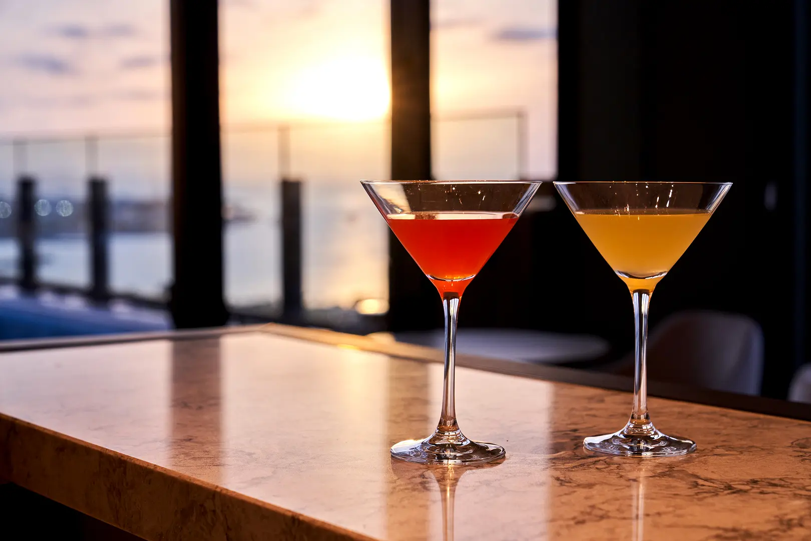 オリジナルカクテルが提供されるバータイム