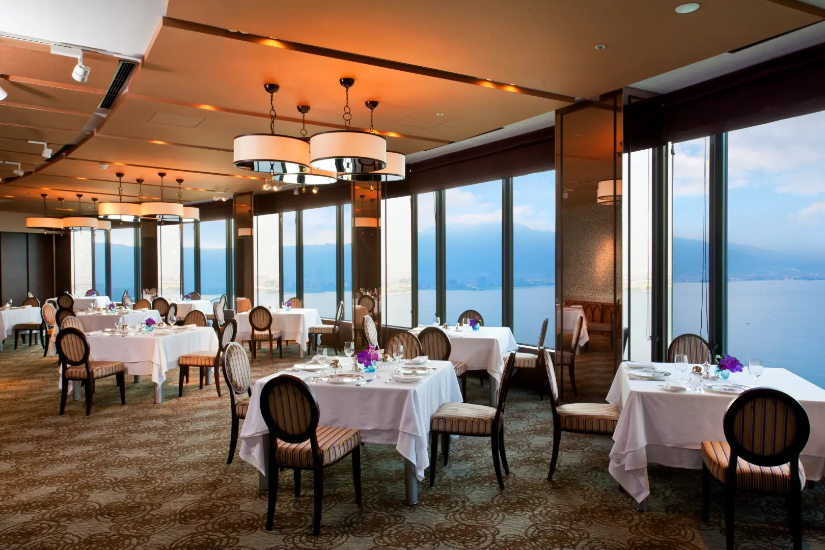 フランス料理 ボーセジュール(38F)の食事イメージと時間とともに移りゆくすばらしい眺望