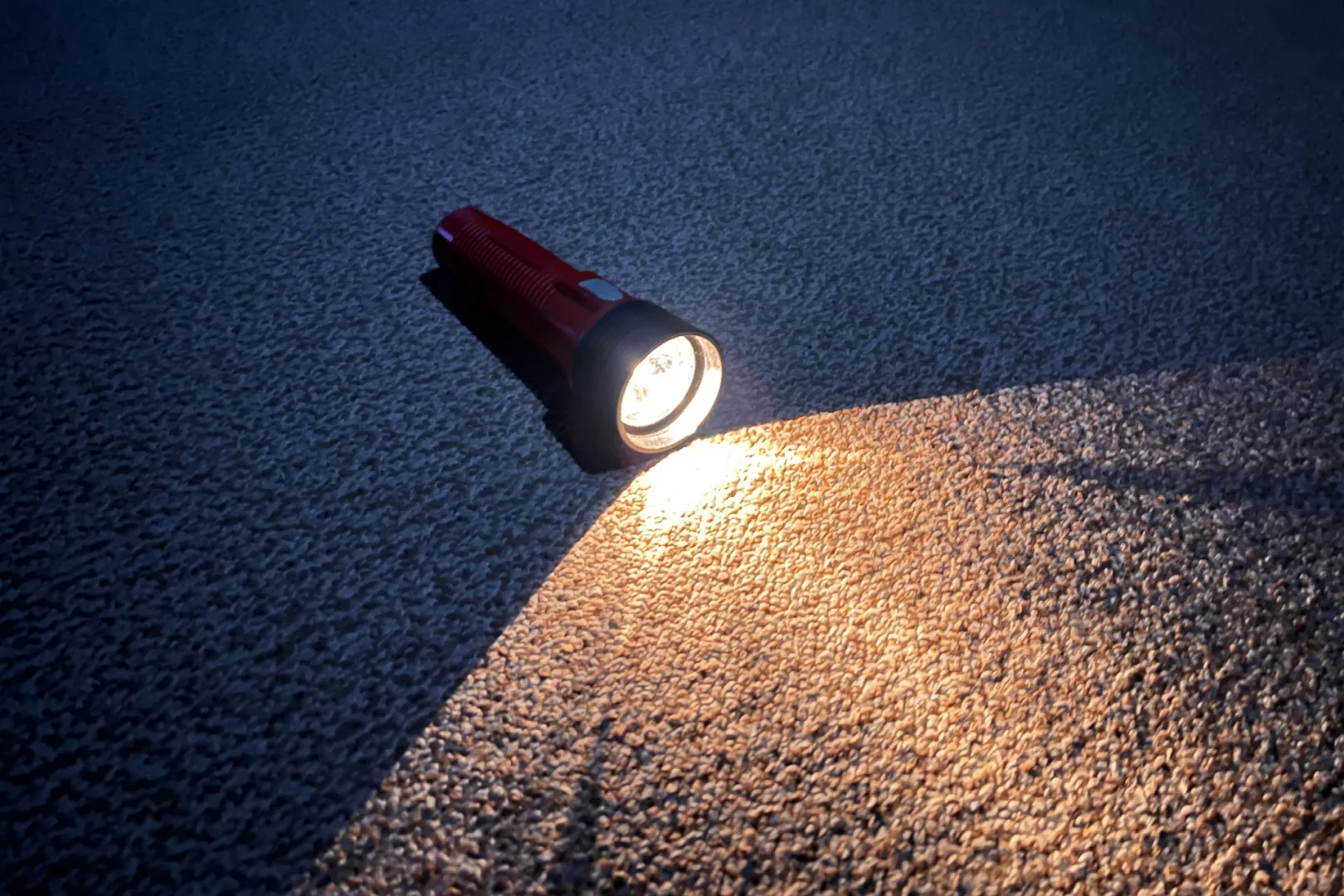 懐中電灯を持つ｜暗い足元・道を照らそう