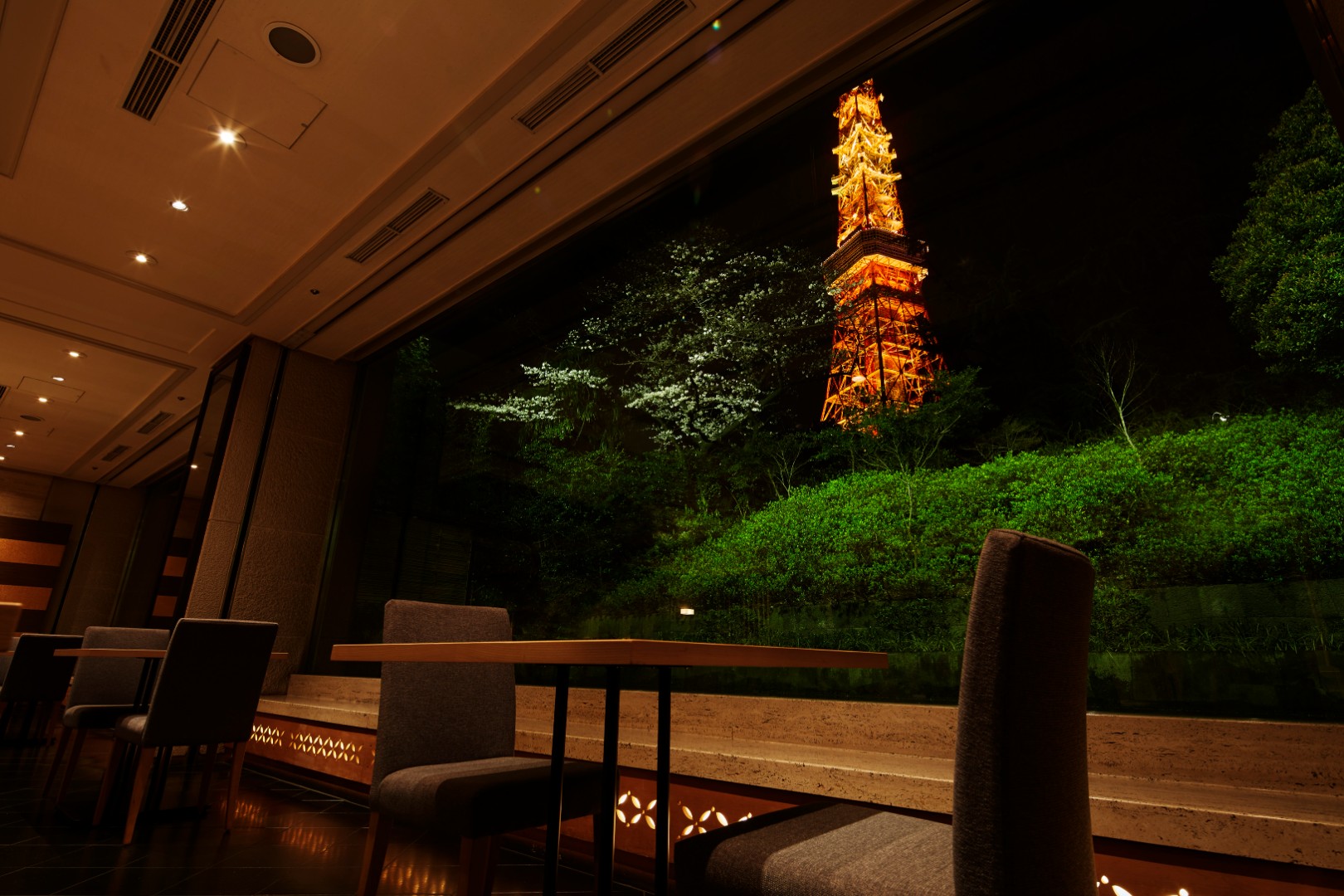 東京タワーを眺めながら食事を楽しめる『和食 清水・寿司処 五徳・天ぷら処 福佐』