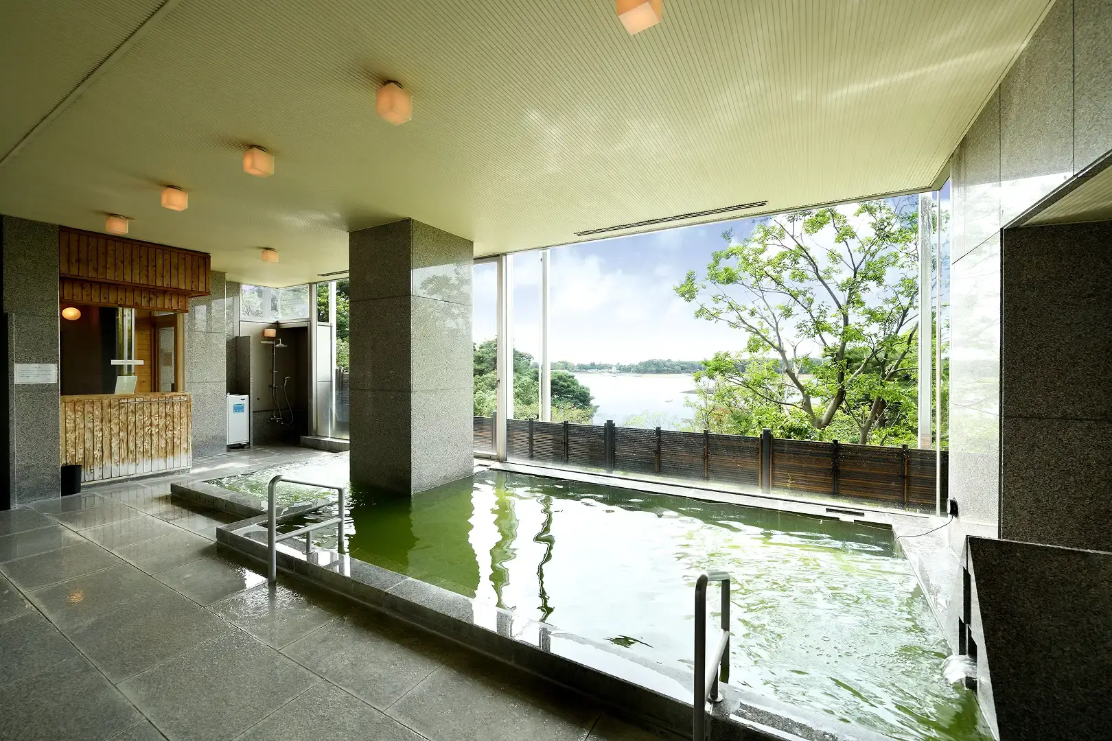 大浴場からの多摩湖