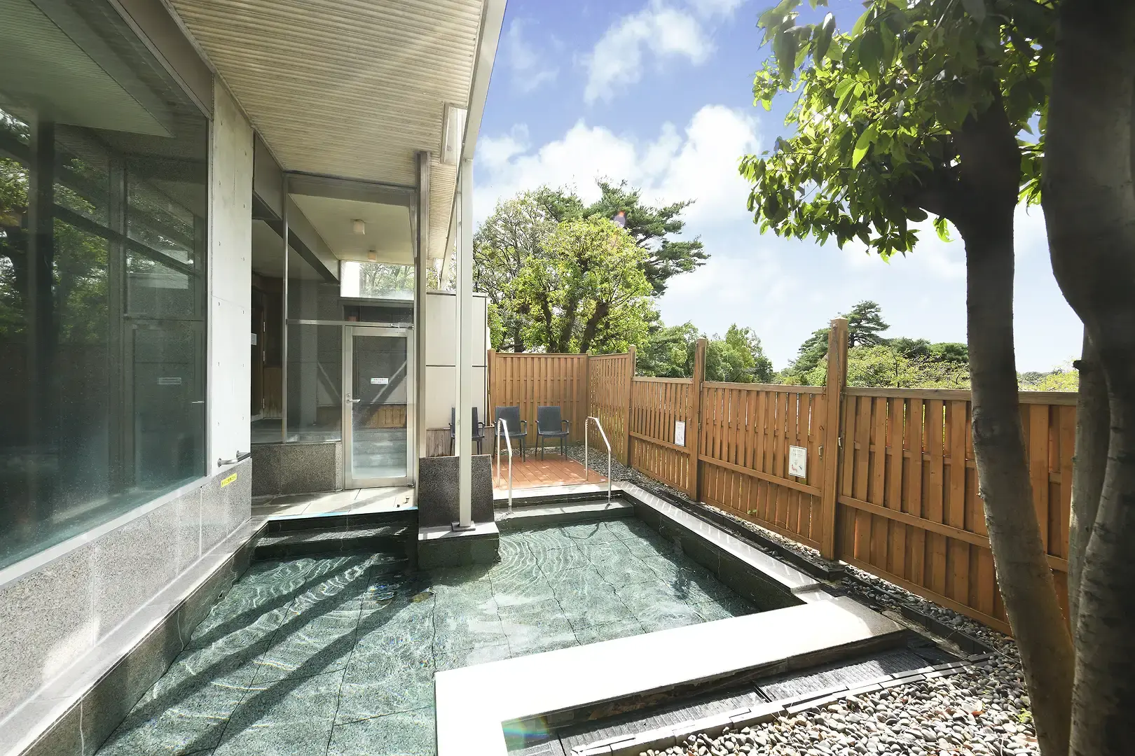 多摩湖畔の風を感じる露天風呂
