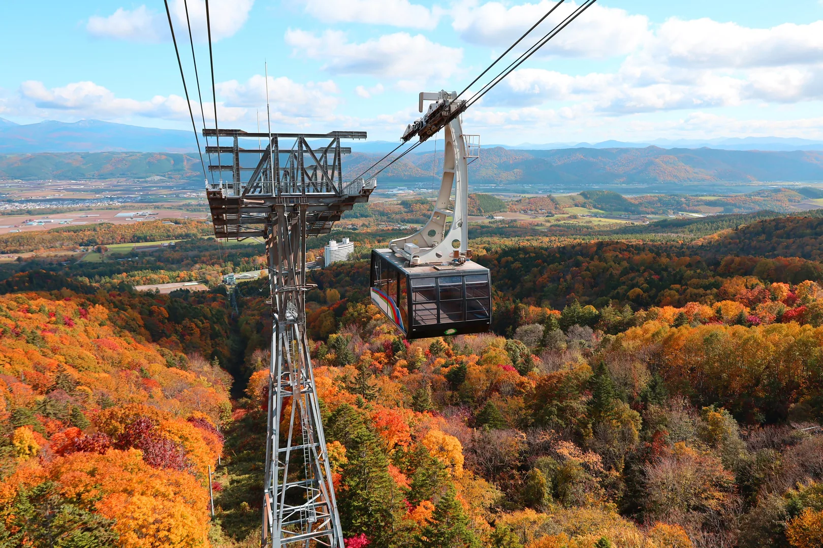 紅葉に染まる山を進む富良野ロープウェー