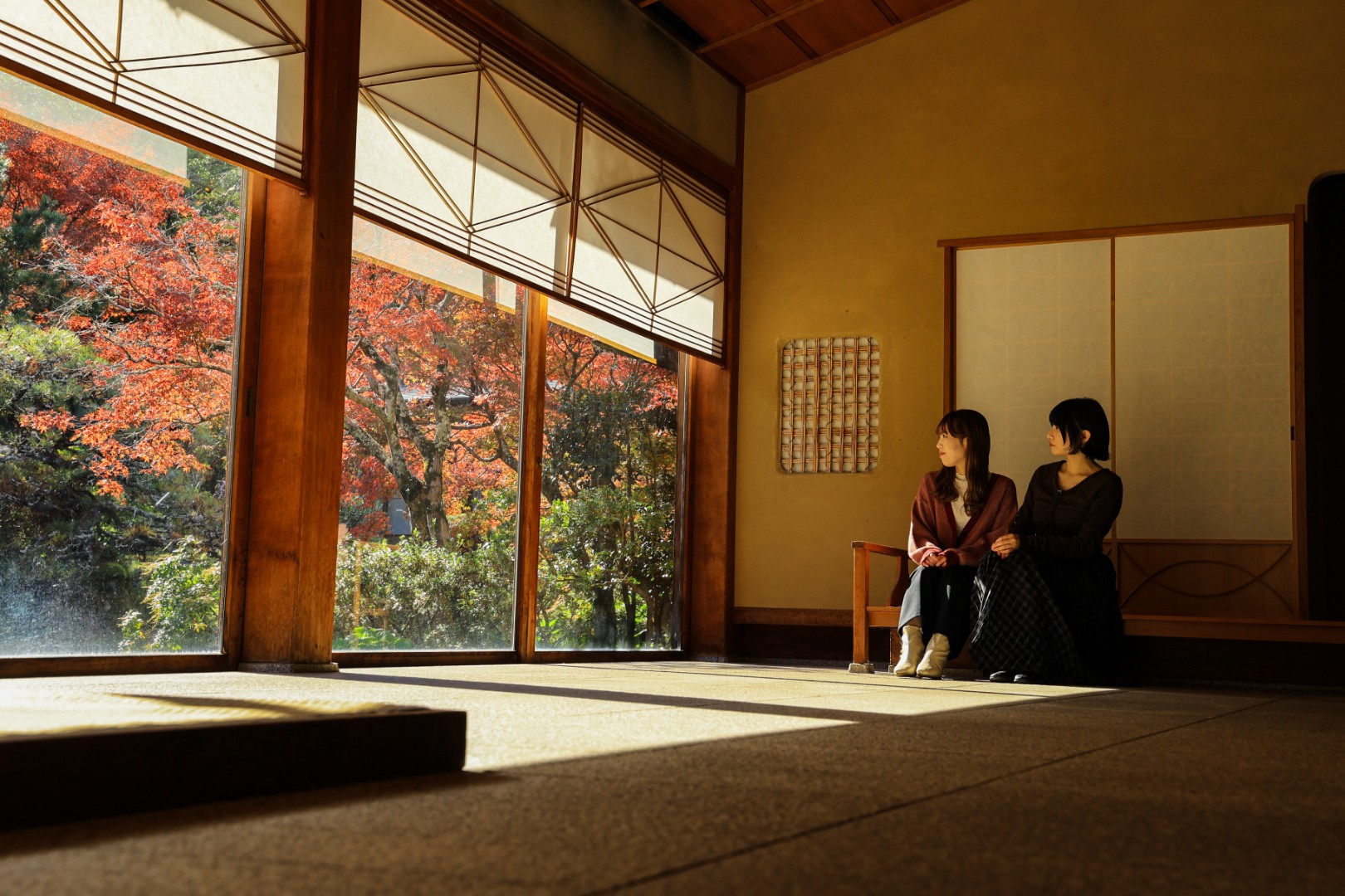 館内から紅葉を眺める