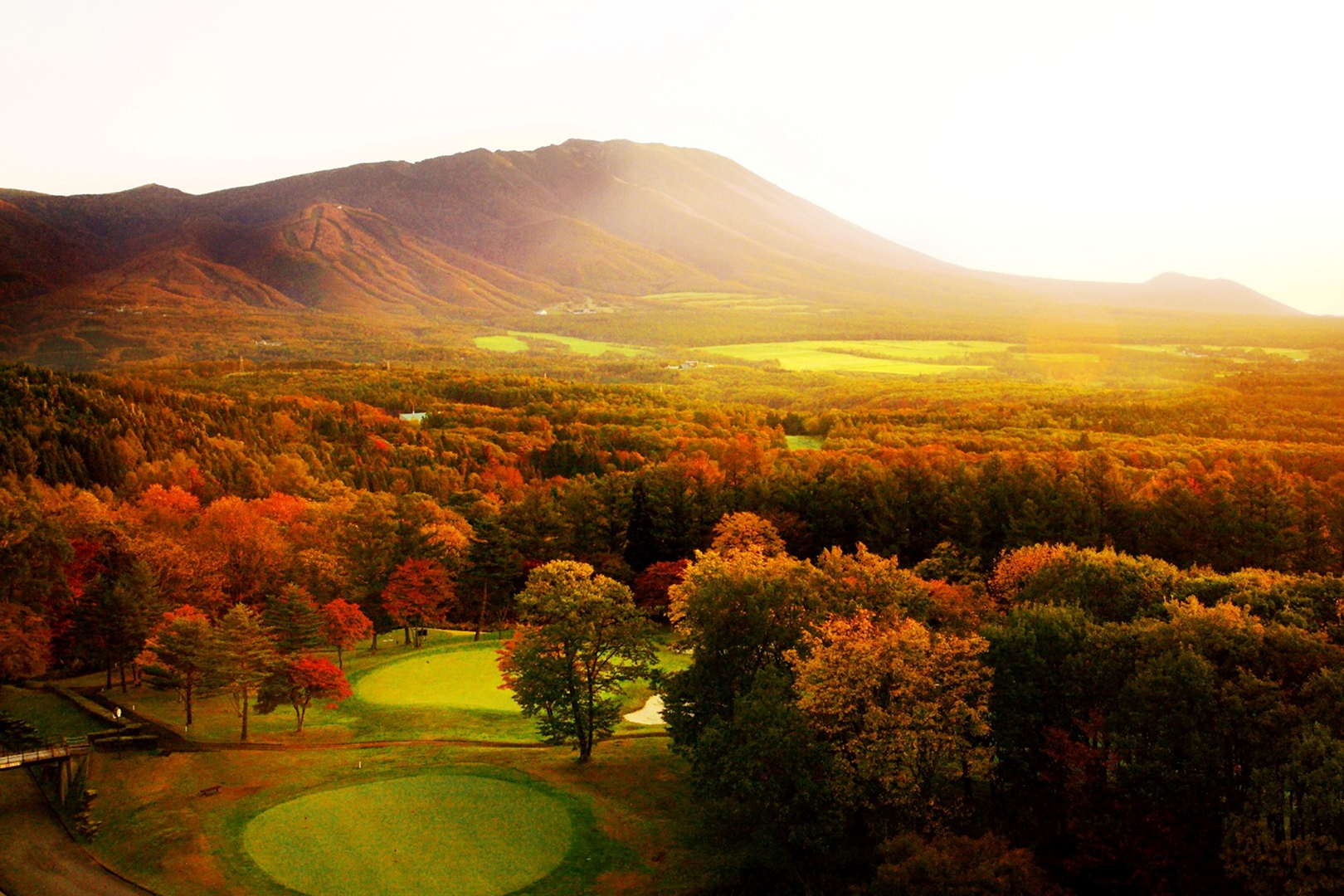 紅葉を楽しめる露天風呂(雫石プリンスホテル)