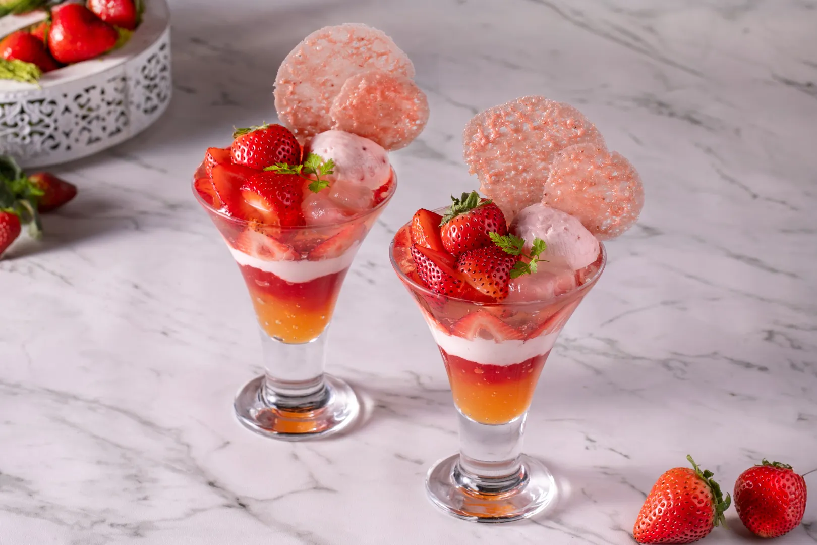 新宿プリンスホテル公式Webサイトより「やわらかな色合いと甘酸っぱい香りに包まれたミニパフェ」