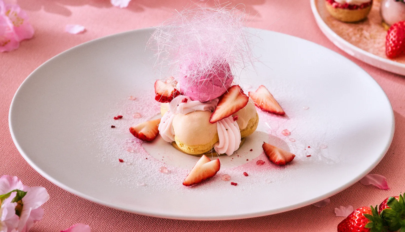 桜風味のクリームといちごのプティシューに、グリオットアイスと花びらのように散らしたいちごが春の情景を演出するフォトジェニックな一皿。