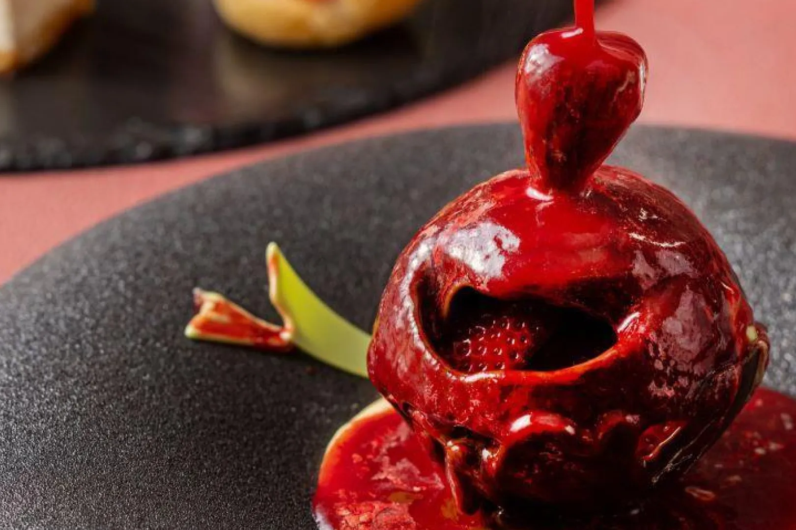 新横浜プリンスホテル公式Webサイトより「いちごが入ったチョコレートドームとアングレーズソース」