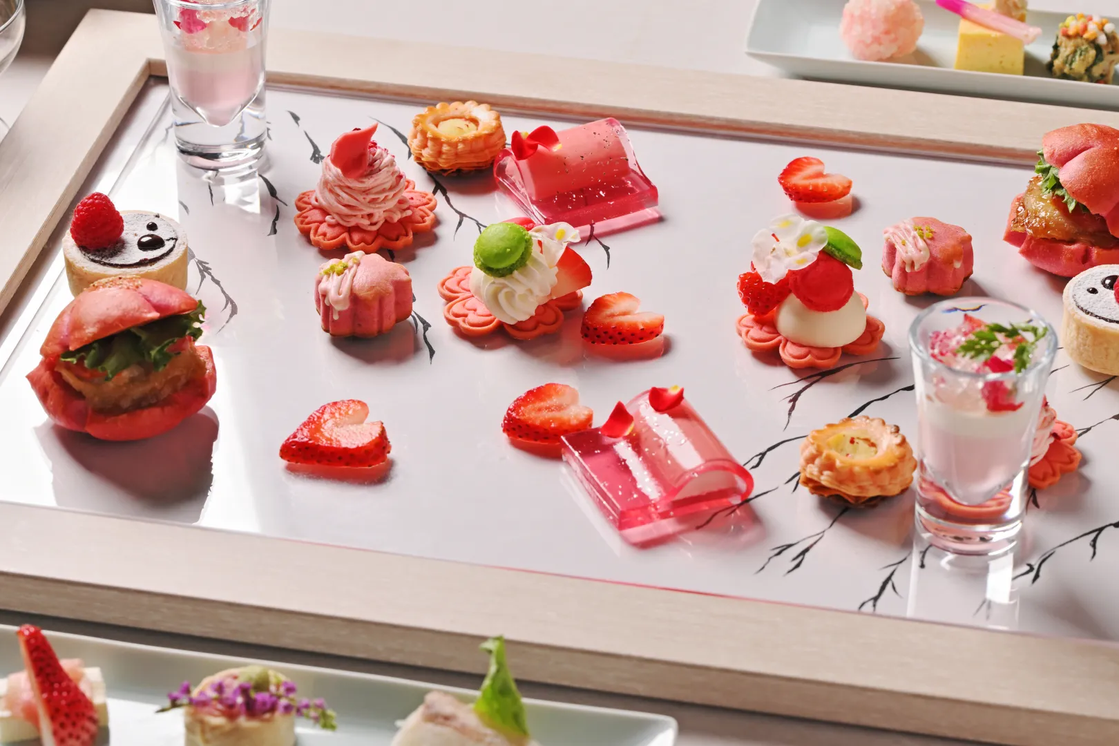 ザ・プリンス 京都宝ヶ池公式Webサイトより「いちごや桜餡、ベリーを主役に和のエッセンスと洋菓子の技を織り交ぜた、春らしい6種のプティガトー」