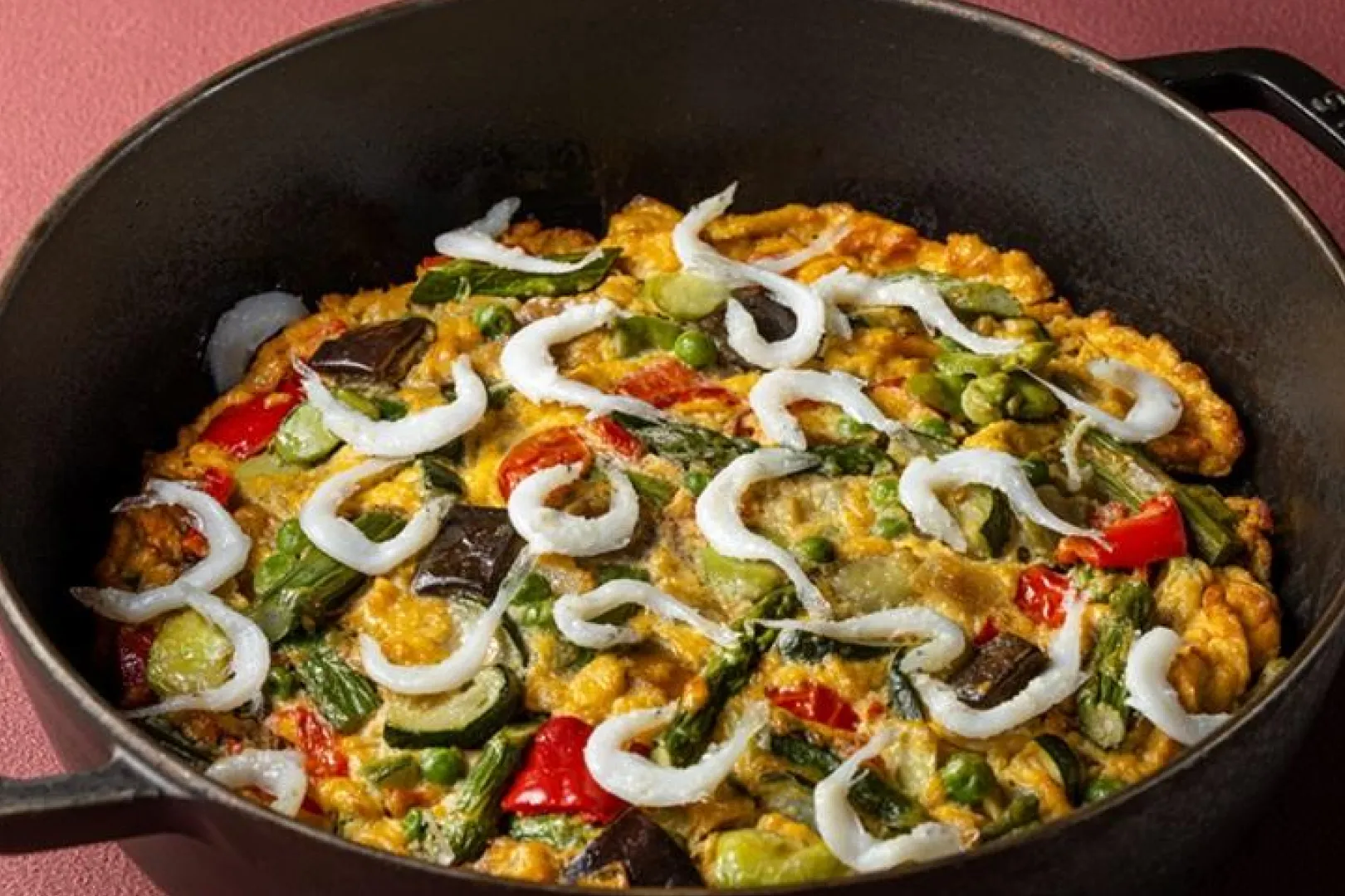 新宿プリンスホテル公式Webサイトより「【2026年4月1日よりスタート】春メニュー『白魚のフリッタータ　アスパラガス、ソラマメ、グリンピース』」