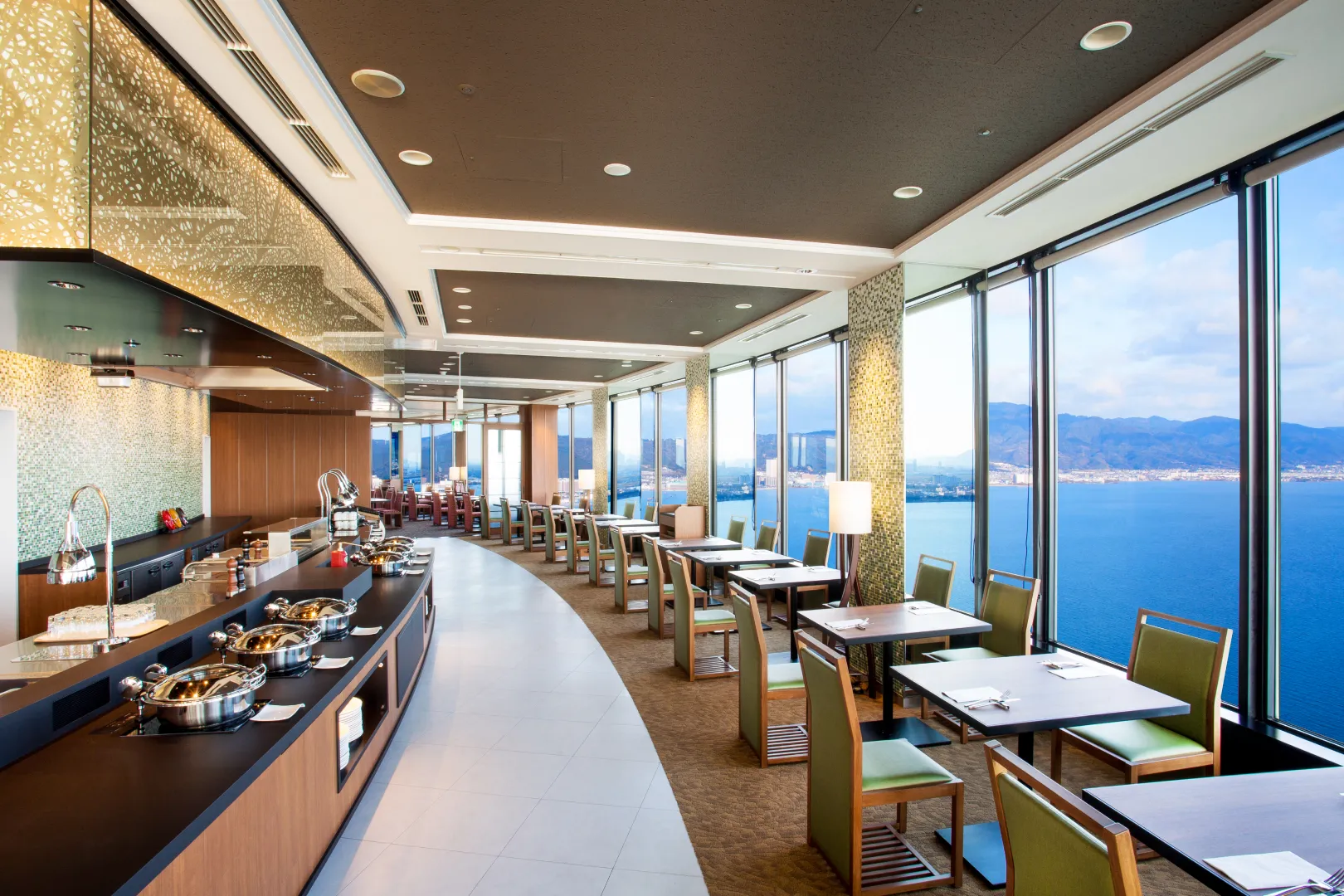 ホテルの贅沢な非日常空間を楽しめる