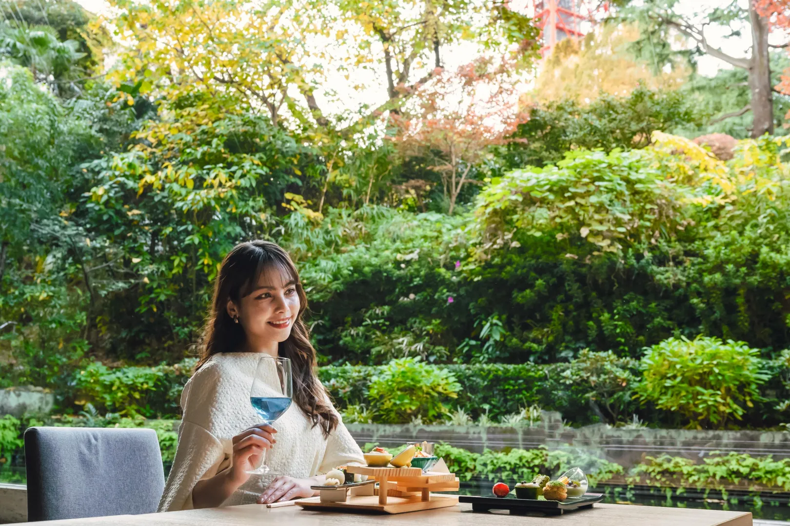 ストロベリーブッフェはひとりで行っても浮きませんか?