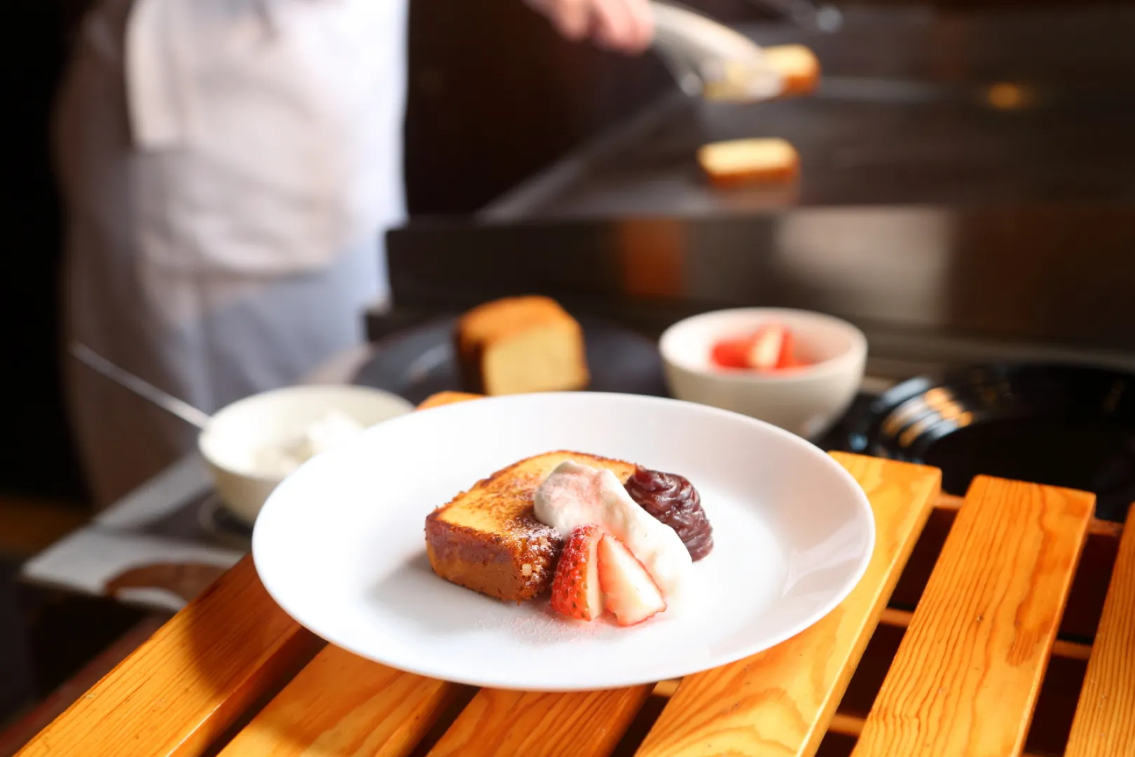 名古屋プリンスホテル スカイタワー公式Webサイトより「三河みりん風味のあんバター焼きカステラ～いちご添え～」