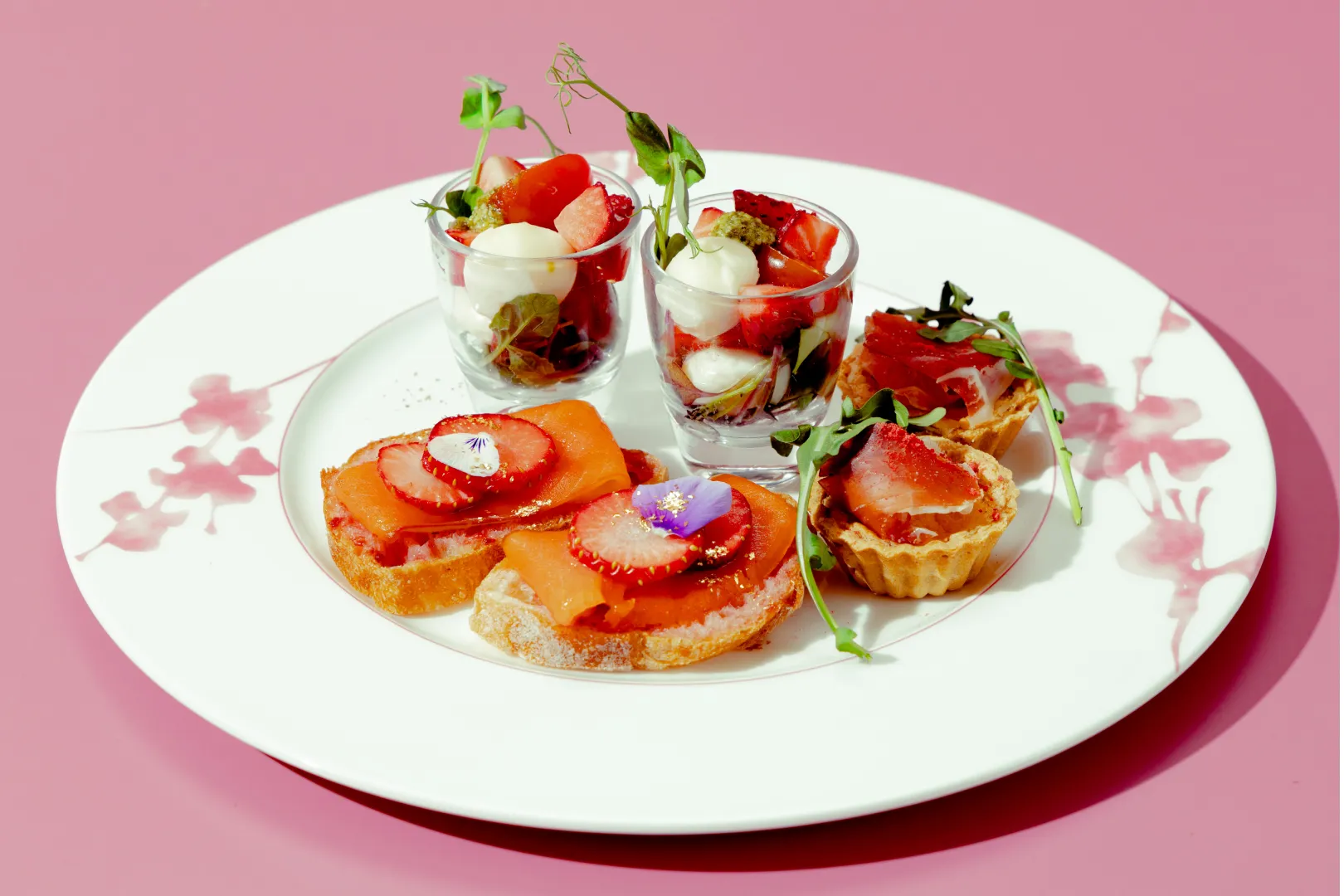 グランドプリンスホテル大阪ベイ公式Webサイトより「甘いスイーツの合間に楽しめるセイボリープレート」