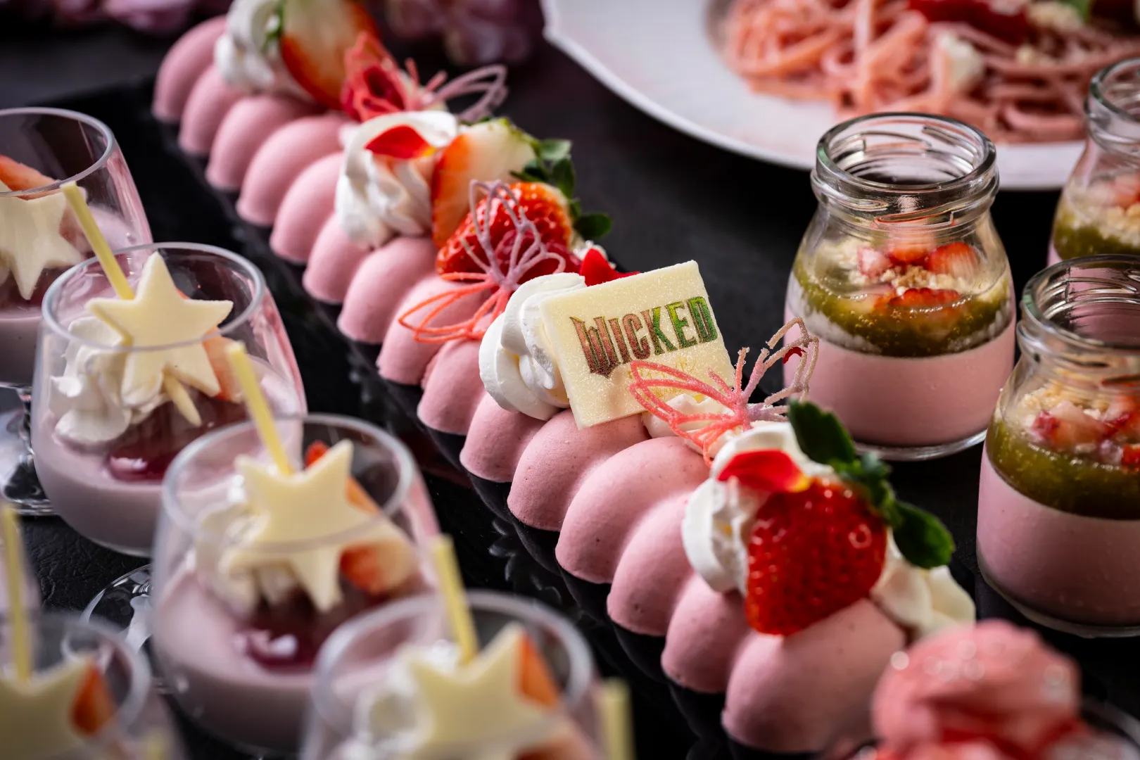 びわ湖大津プリンスホテル公式Webサイトより「エルファバとグリンダをイメージした限定メニュー①」