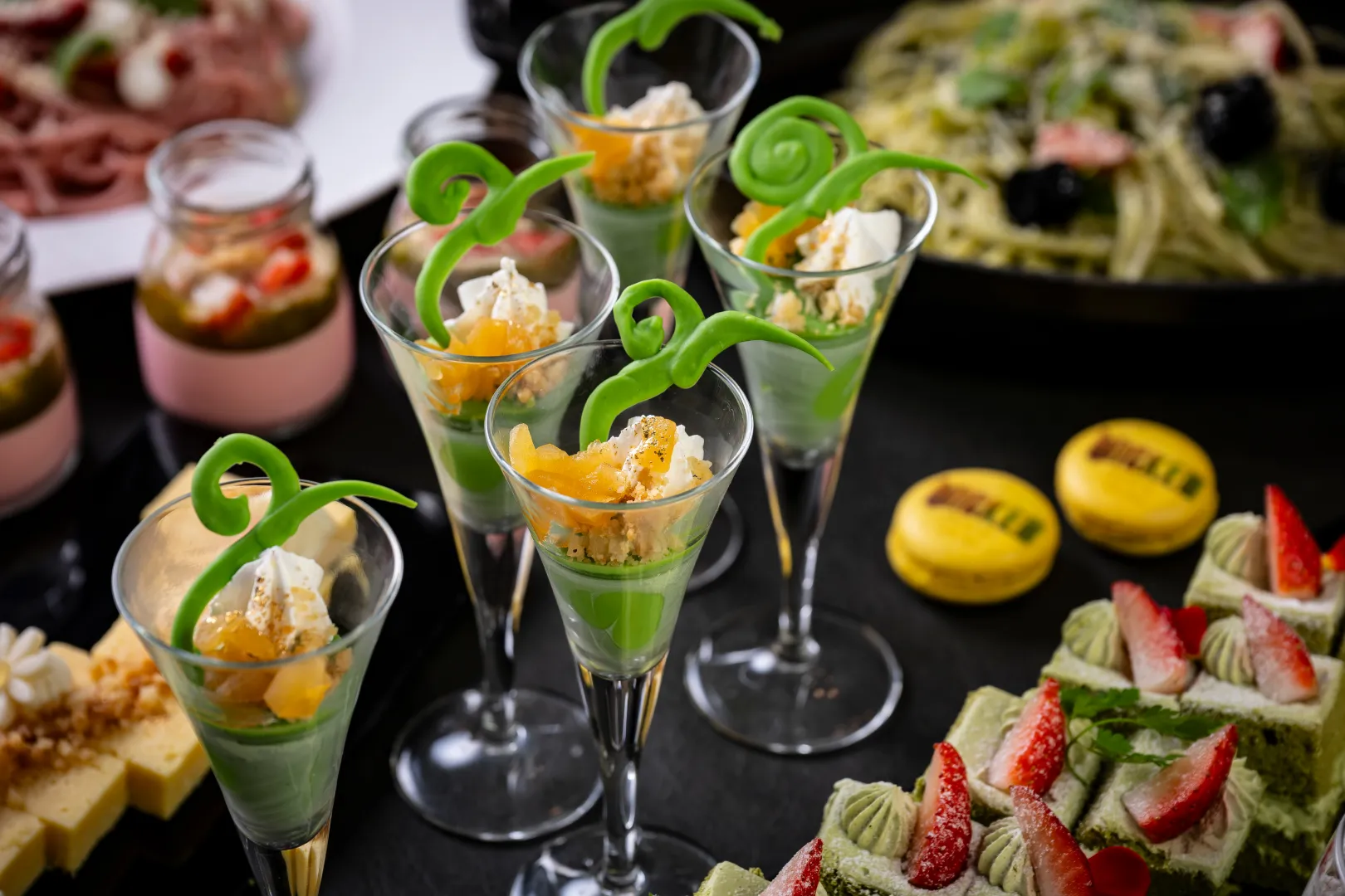 びわ湖大津プリンスホテル公式Webサイトより「エルファバとグリンダをイメージした限定メニュー②」