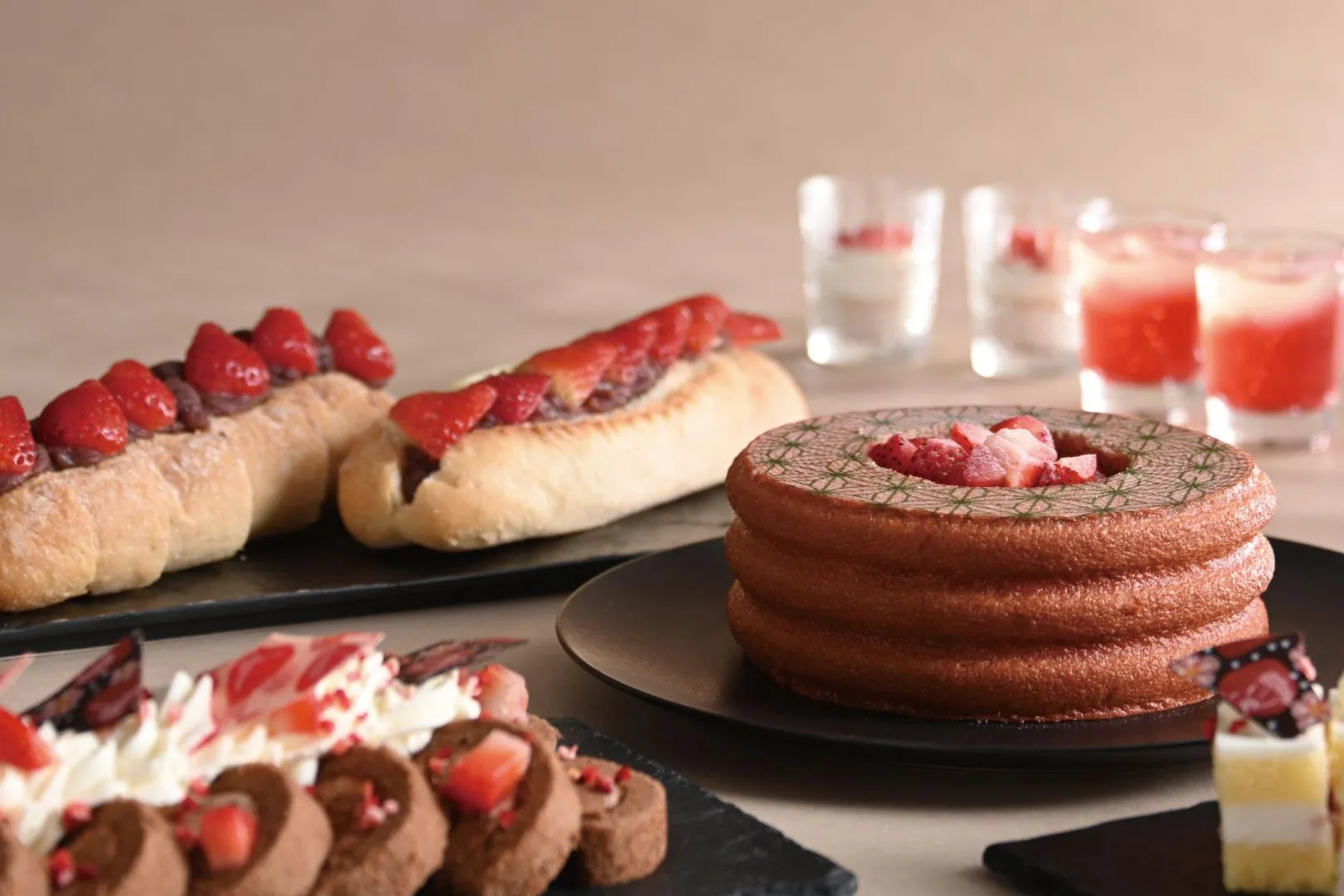 グランドプリンスホテル広島公式Webサイトより「いちごを使用したケーキの数々」