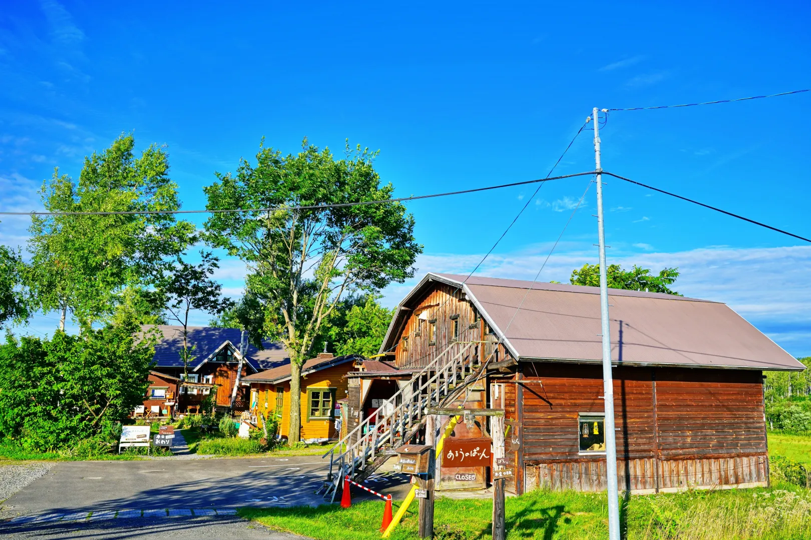 ④丘の上で絶景を楽しみながらランチをする
