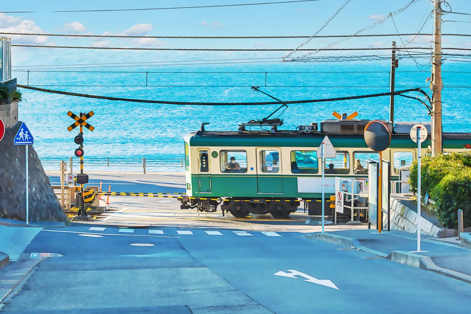 ②鎌倉高校前駅・スラムダンクの踏切