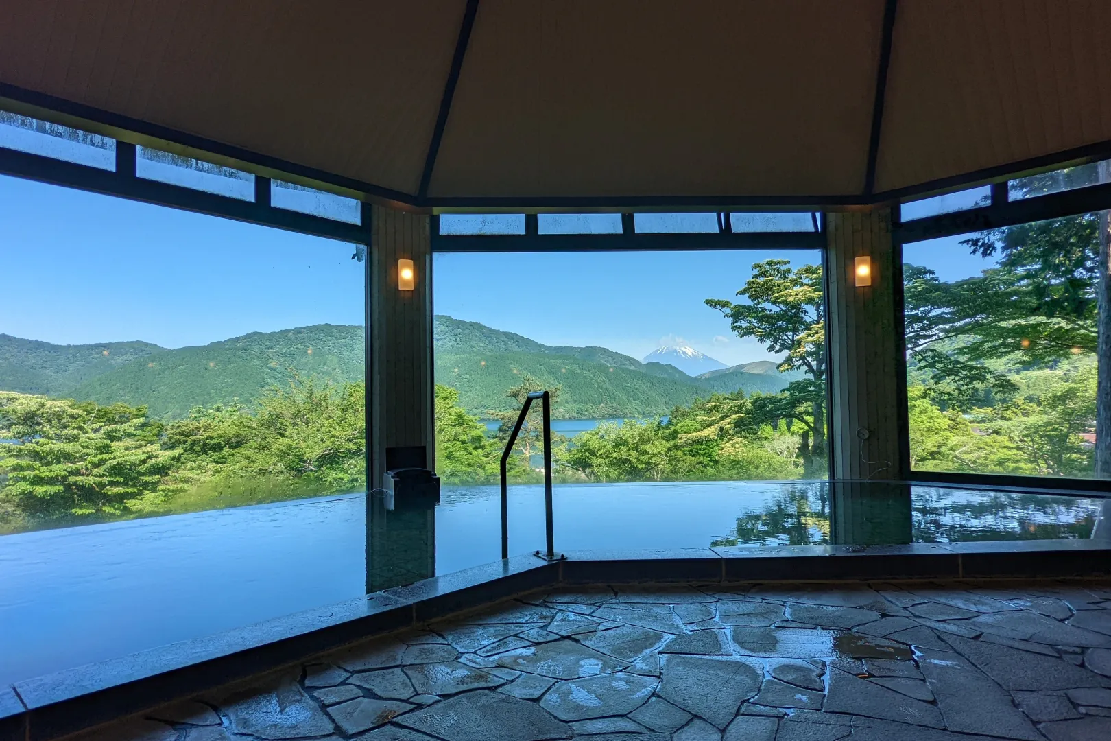 絶景日帰り温泉 龍宮殿本館｜おとなは絶景温泉でくつろぎのひとときを