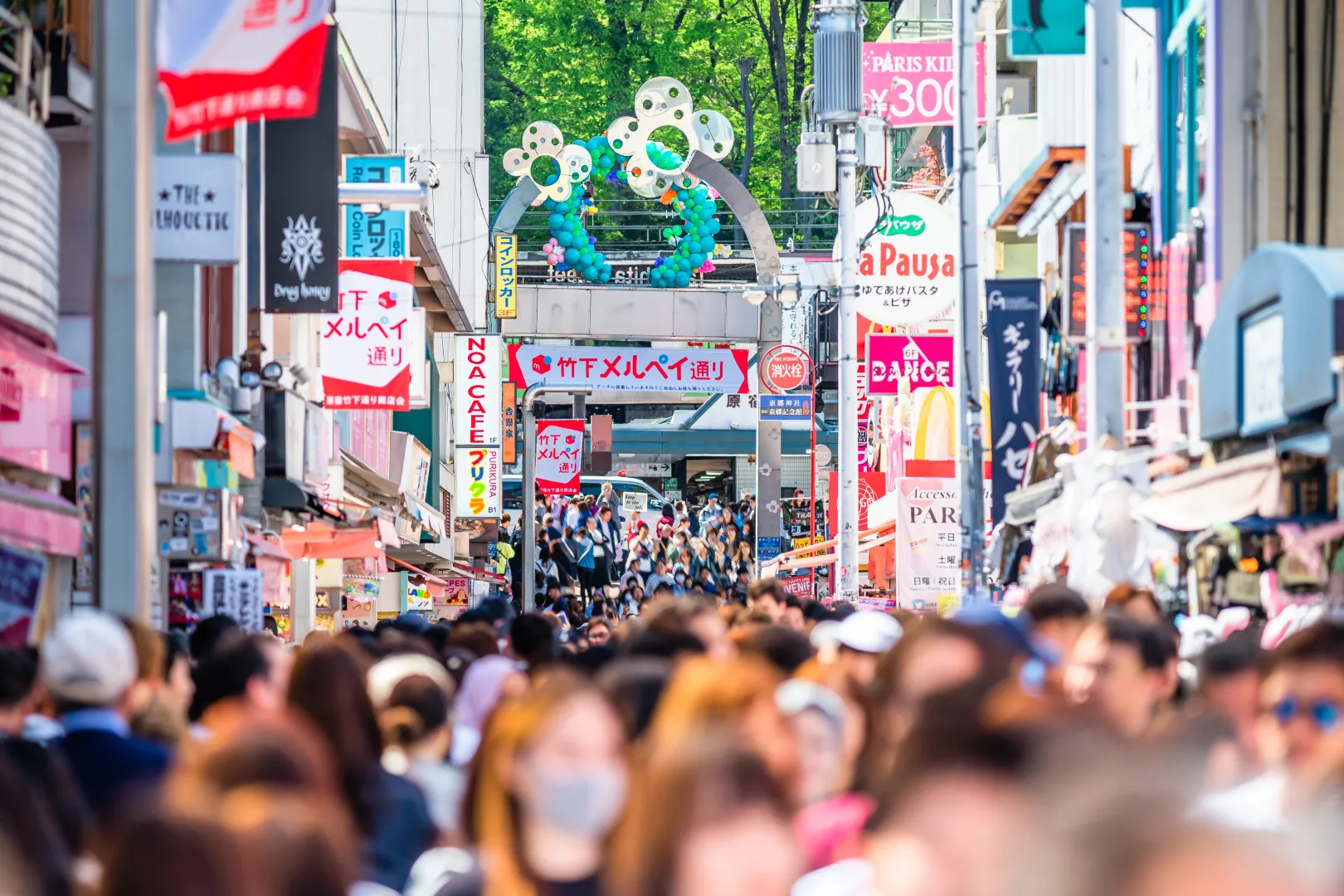 都心や人気観光スポットは避ける
