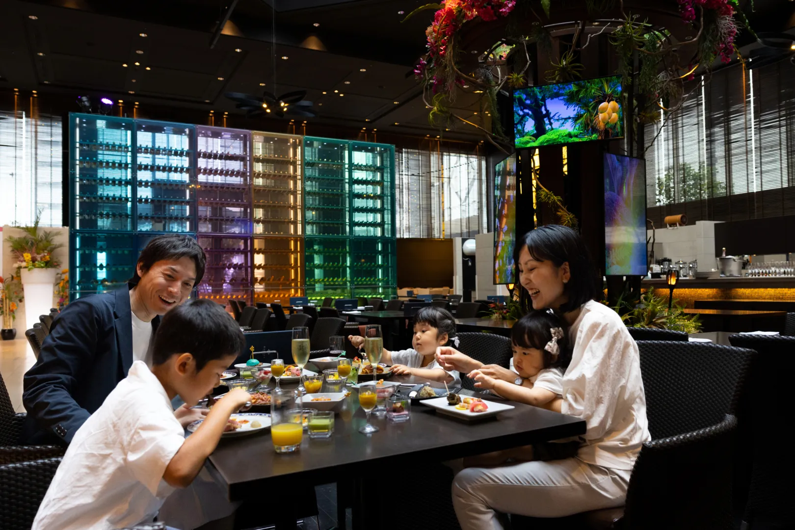 おとなも舌鼓。10店舗以上のレストラン・カフェあり