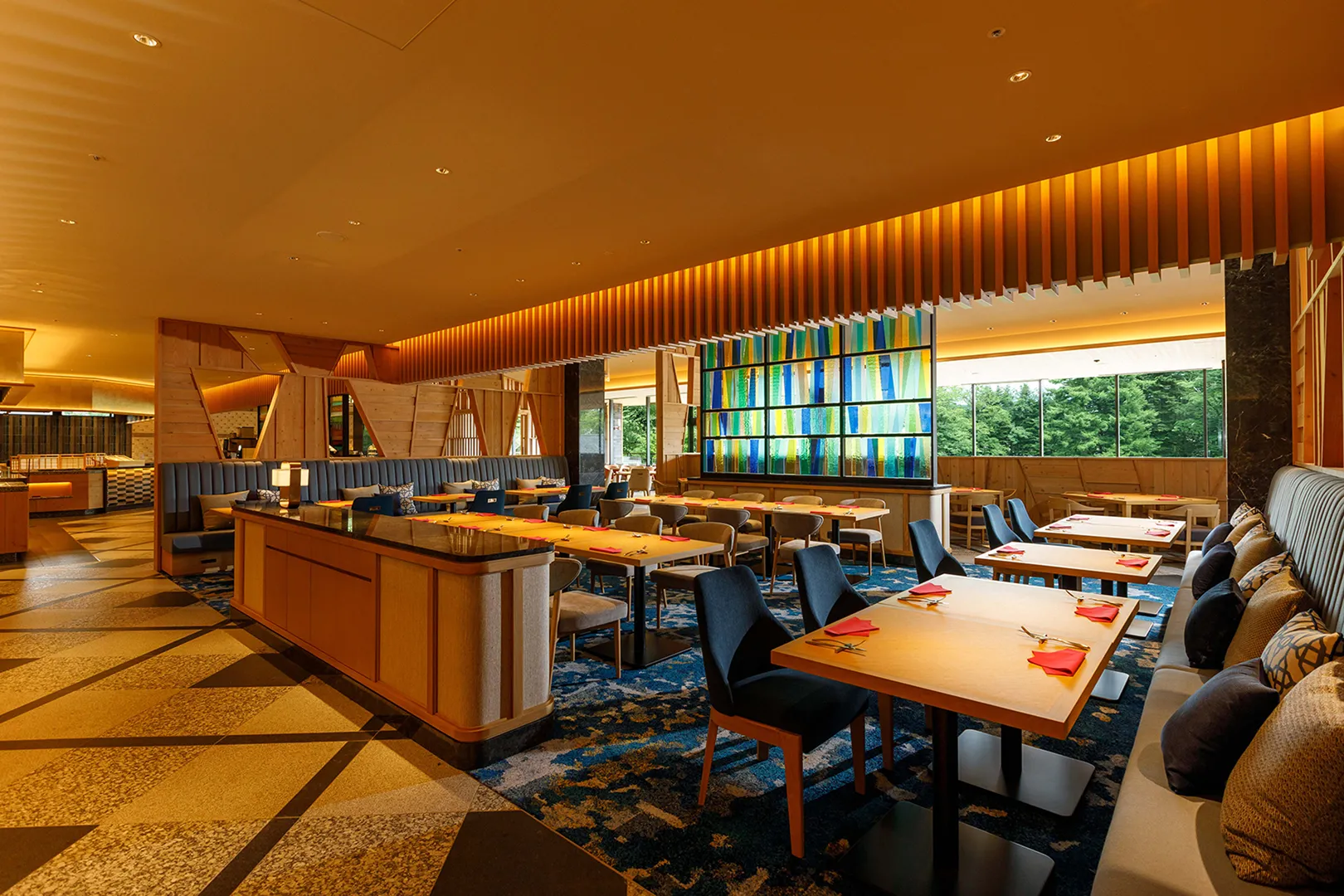 軽井沢プリンスホテル ウエスト公式Webサイトより「ALL DAY DINING LOUNGE/BAR Primrose内観」
